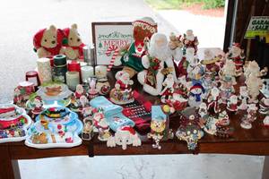 lot 68 image: Massive Christmas Lot - Candles, Knick Knacks Towels trays Bears and More