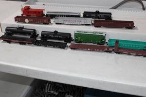 lot 80 image: HO 14 pc Rolling Stock Phillips Tankers Rio Grande Soutner ATSF Caboose, Great Northern, C&EI