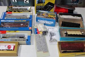 lot 82 image: 10 pc HO Rolling Stock with Railpower 1370 Powerpack Walthers, Athearn Load Excavator & Display Cases