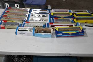 lot 85 image: HO 21 Pieces Rolling stock in boxes. Walthers (3 pack) Mainline Trainline and more
