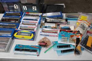 lot 86 image: Large Lot of HO Rolling Stock Walthers Mainline Trainline and Extra Top Load