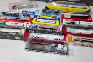 lot 89 image: Large Collection 18 Wheeler Semi Trucks