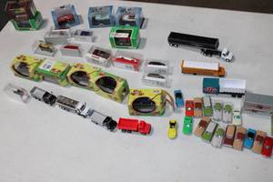 lot 93 image: Large Bundle of HO Cars & Trucks