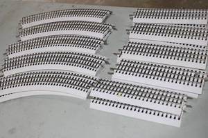 lot 114 image: Lionel Winter Fastrack 8 Curves and 10 Straight Pc (1 of 2)