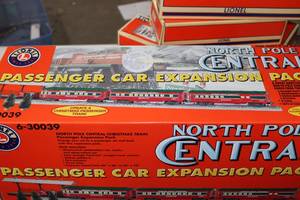 lot 121 image: Lionel 6-30039 Christmas Passenger Car Expansion Pack