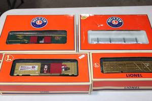 lot 129 image: Lionel Collection of 4 Christmas Cars