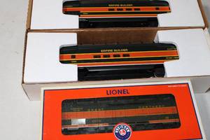 lot 130 image: Lionel Great Northern Collection 2 Aluminum Passenger Cars and Freight Car