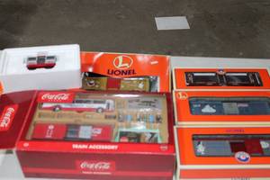 lot 131 image: Lionel Christmas Car Collection and Coke Accessory Pack
