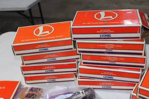 lot 132 image: Lionel 10 027 Remote Switches and 2 Manual Switches 90 degree Crossover