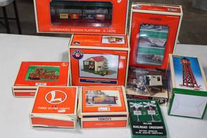 lot 134 image: Lionel Accessory Lot Illuminated Station Platform, Barrel Shed, Nutcracker Auto Gatemen Globe Lights 