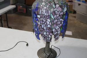lot 156 image: Stained Glass Tiffany Style Lamp