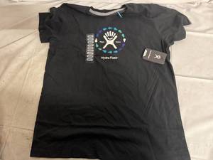 lot 46 image: 5 Womens Hydro Flask T-Shirts - Large