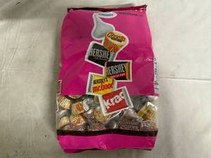 lot 158 image: 2lb Bag of Hersheys Variety Chocolate