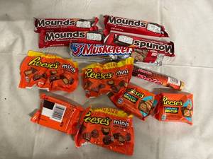 lot 199 image: 12 Bars of Variety Candy