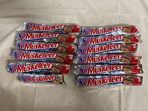 lot 210 image: 12 3 Muskateers Candy Bars