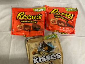 lot 224 image: Reeses Mini and Hershey Almond Kisses
