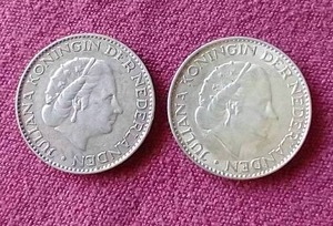 lot 100 image: (2) Netherlands Silver 1 Gulden Coins