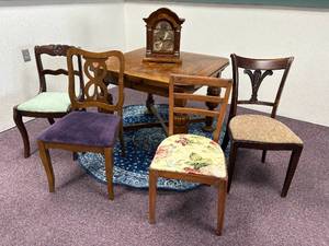 lot 30-J2025 image: Oak Dinning Room Table with Built in Leaves, four mid-cent modern chairs (2) Walnut & (2) Mahogany, and a Bexley Round Rug, table quartz table clock