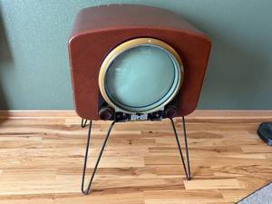 lot 86-J2025 image: Vintage Zenith Claridge G2322Z Porthole 1950s Television  One owner, last time plugged in powered up