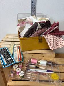 lot 140-J2025 image: Vintage Plastic Sewing Kit with Complete Quilt-Making Supplies