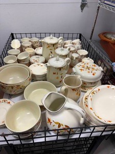 lot 141-J2025 image: Large 78-Piece Hall Autumn Leaf Jewel Tea Company Set  7 Additional Lids