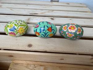 lot 147-J2025 image: Set of 3 Vintage Hand-Painted Blown-Out Chicken Eggs  Floral Designs