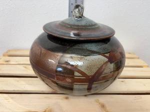 lot 11-J2025 image: 1982 Studio Art Pottery Vessel with Lid