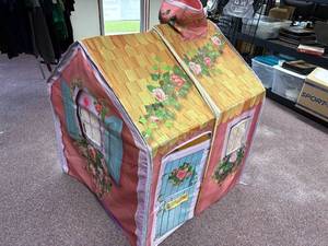 lot 88-J2025 image: Childrens indoor collapsible dollhouse