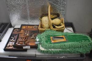 lot 3 image: Decor and Dust mop heads
