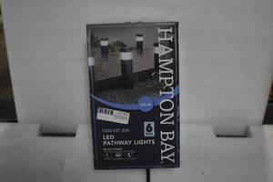 lot 15 image: Solar Lights