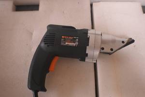 lot 70 image: WEN 3650 Variable Speed Swivel Head Electric Metal Shear
