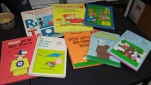 lot 987 image: Vintage Charlie Brown Peanuts Books (8)