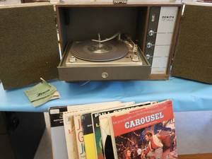 lot 16 image: ZENITH HI FI 6 SPEAKER STEREOPHONIC SOLID STATE RECORD PLAYER