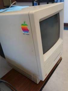 lot 18 image: VINTAGE MACINTOSH SE COMPUTER