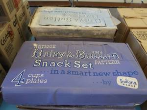 lot 27 image: 3 DAISY AND BUTTON PATTERN SNACK SETS
