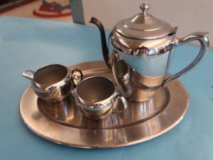 lot 32 image: SILVER TEAPOT SET STAINLESS PRESTO POTS PLUS