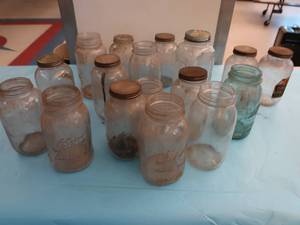 lot 42 image: MISC VINTAGE JARS
