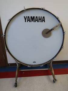 lot 44 image: YAMAHA BASS DRUM