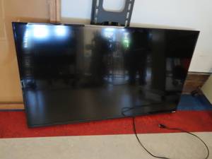 lot 61 image: 50 VIZIO TV WITH WALL MOUNT