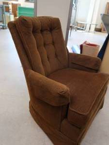 lot 87 image: BROWN RECLINER