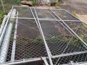 lot A4 image: LG CHAIN LINK GATE W POSTS