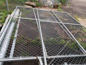 lot A5 image: LG CHAIN LINK GATE W POSTS.