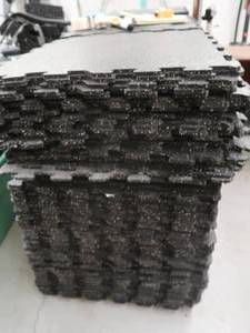lot 140 image: INTERLOCKING FLOOR MATS