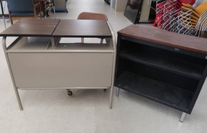 lot 210 image: SMALL DESK, SMALL SHELF AND RETRO OFFICE CHAIR