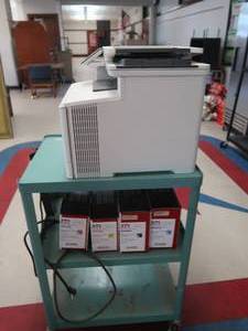 lot 213 image: ROLLING CART WITH PRINTER AND TONER
