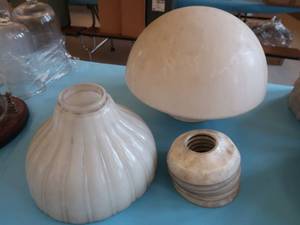 lot 256 image: 6 CERAMIC FIXTURE HOLDERS AND LIGHT GLOBES