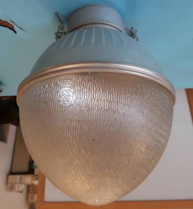 lot 258 image: LARGE HANGING LIGHT FIXTURE