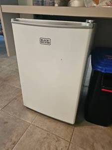 lot 65 image: Black and Decker White Mini Refrigerator