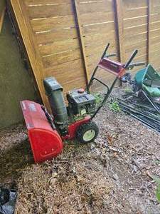 lot 40 image: Yard Machine 208cc Snow Blower