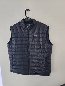 lot 26 image: Mens Patagonia Quilted Navy Blue Vest, sz XL